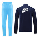 Shop des Spielers, Nike Trainingsanzug, Nike Dunkelblau Hellblau, Nike Herren Sportanzug, Nike Trainingsset, Nike Jacke Blau, Fußball Trainingsanzug, Nike Funktionskleidung, Trainingsanzug Herren Blau Hellblau, Nike Training, Sportbekleidung, Nike Anzug, Nike Performance Set, Sport-Set Nike, Nike dunkelblaue Jacke.