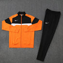 Shop des Spielers, Nike Trainingsanzug, Nike Jacke Orange, Nike Hose Schwarz, Nike Sportanzug Herren, Fußball Trainingsanzug, Nike Funktionskleidung, Trainingsset Herren Orange Schwarz, Nike Training, Sportbekleidung, Nike Anzug, Trainingsanzug Herren Orange, Nike Lifestyle, Sport-Set Nike.