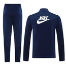 Shop des Spielers, Nike Trainingsanzug, Nike Blau Grün, Nike Herren Sportanzug, Nike Trainingsset, Nike Jacke Blau, Fußball Trainingsanzug, Nike Funktionskleidung, Trainingsanzug Herren Blau Grün, Nike Training, Sportbekleidung, Nike Anzug, Nike Performance Set, Sport-Set Nike, Nike Dunkelblau.