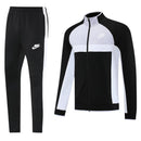 Shop des Spielers, Nike Trainingsanzug, Nike Jacke Schwarz, Nike Hose Weiß, Nike Sportanzug Herren, Fußball Trainingsanzug, Nike Funktionskleidung, Trainingsset Herren Schwarz Weiß, Nike Training, Sportbekleidung, Nike Anzug, Trainingsanzug Herren Schwarz, Nike Lifestyle, Sport-Set Nike.