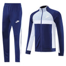 Shop des Spielers, Nike Trainingsanzug, Nike Jacke Blau, Nike Hose Weiß, Nike Sportanzug Herren, Fußball Trainingsanzug, Nike Funktionskleidung, Trainingsset Herren Blau Weiß, Nike Training, Sportbekleidung, Nike Anzug, Trainingsanzug Herren Blau, Nike Lifestyle, Sport-Set Nike.