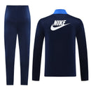 Shop des Spielers, Nike Trainingsanzug, Nike Dunkelblau, Nike Herren Sportanzug, Nike Trainingsset, Nike Jacke Hose, Fußball Trainingsanzug, Nike Funktionskleidung, Trainingsanzug Herren Dunkelblau, Nike Training, Sportbekleidung, Nike Anzug, Nike Lifestyle, Sport-Set Nike, Trainingsanzug Blau.