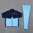 Shop des Spielers, Nike Trainingsanzug, Nike Dunkelblau Hellblau, Nike Herren Sportanzug, Nike Trainingsset, Nike Jacke Blau, Fußball Trainingsanzug, Nike Funktionskleidung, Trainingsanzug Herren Blau Hellblau, Nike Training, Sportbekleidung, Nike Anzug, Nike Performance Set, Sport-Set Nike, Nike dunkelblaue Jacke.