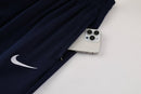 Shop des Spielers, Nike Trainingsanzug, Nike Jacke Dunkelblau, Nike Hose Rot, Nike Sportanzug Herren, Fußball Trainingsanzug, Nike Funktionskleidung, Trainingsset Herren Dunkelblau Rot, Nike Training, Sportbekleidung, Nike Anzug, Trainingsanzug Herren Dunkelblau, Nike Lifestyle, Sport-Set Nike.