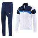 Shop des Spielers, Nike Trainingsanzug, Nike Jacke Weiß, Nike Hose Dunkelblau, Nike Sportanzug Herren, Fußball Trainingsanzug, Nike Funktionskleidung, Trainingsset Herren Weiß Dunkelblau, Nike Training, Sportbekleidung, Nike Anzug, Trainingsanzug Herren Weiß, Nike Lifestyle, Sport-Set Nike