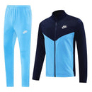 Shop des Spielers, Nike Trainingsanzug, Nike Dunkelblau Hellblau, Nike Herren Sportanzug, Nike Trainingsset, Nike Jacke Blau, Fußball Trainingsanzug, Nike Funktionskleidung, Trainingsanzug Herren Blau Hellblau, Nike Training, Sportbekleidung, Nike Anzug, Nike Performance Set, Sport-Set Nike, Nike dunkelblaue Jacke.