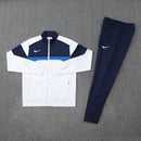 Shop des Spielers, Nike Trainingsanzug, Nike Jacke Weiß, Nike Hose Dunkelblau, Nike Sportanzug Herren, Fußball Trainingsanzug, Nike Funktionskleidung, Trainingsset Herren Weiß Dunkelblau, Nike Training, Sportbekleidung, Nike Anzug, Trainingsanzug Herren Weiß, Nike Lifestyle, Sport-Set Nike