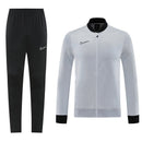 Shop des Spielers, Nike Trainingsanzug, Nike Grau Schwarz, Nike Herren Sportanzug, Nike Trainingsset, Nike Jacke Grau, Fußball Trainingsanzug, Nike Funktionskleidung, Trainingsanzug Herren Grau Schwarz, Nike Training, Sportbekleidung, Nike Anzug, Nike Performance Set, Sport-Set Nike, Trainingsanzug Grau.