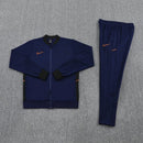 Shop des Spielers, Nike Trainingsanzug, Nike Dunkelblau, Nike Herren Sportanzug, Nike Trainingsset, Nike Jacke Hose, Fußball Trainingsanzug, Nike Funktionskleidung, Trainingsanzug Herren Dunkelblau, Nike Training, Sportbekleidung, Nike Anzug, Nike Lifestyle, Sport-Set Nike, Trainingsanzug Blau.