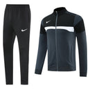 Shop des Spielers, Nike Trainingsanzug, Nike Jacke Schwarz, Nike Hose Grau, Nike Sportanzug Herren, Fußball Trainingsanzug, Nike Funktionskleidung, Trainingsset Herren Schwarz Grau, Nike Training, Sportbekleidung, Nike Dri-FIT Anzug, Trainingsanzug Herren Grau, Nike Lifestyle, Sport-Set Nike.