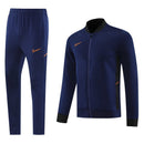 Shop des Spielers, Nike Trainingsanzug, Nike Dunkelblau, Nike Herren Sportanzug, Nike Trainingsset, Nike Jacke Hose, Fußball Trainingsanzug, Nike Funktionskleidung, Trainingsanzug Herren Dunkelblau, Nike Training, Sportbekleidung, Nike Anzug, Nike Lifestyle, Sport-Set Nike, Trainingsanzug Blau.