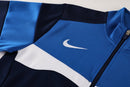 Shop des Spielers, Nike Trainingsanzug, Nike Jacke Dunkelblau, Nike Hose Hellblau, Nike Sportanzug Herren, Fußball Trainingsanzug, Nike Funktionskleidung, Trainingsset Herren Dunkelblau Hellblau, Nike Training, Sportbekleidung, Nike Anzug, Trainingsanzug Herren Dunkelblau, Nike Lifestyle, Sport-Set Nike.