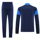 Shop des Spielers, Nike Trainingsanzug, Nike Jacke Dunkelblau, Nike Hose Hellblau, Nike Sportanzug Herren, Fußball Trainingsanzug, Nike Funktionskleidung, Trainingsset Herren Dunkelblau Hellblau, Nike Training, Sportbekleidung, Nike Anzug, Trainingsanzug Herren Dunkelblau, Nike Lifestyle, Sport-Set Nike.