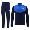 Shop des Spielers, Nike Trainingsanzug, Nike Dunkelblau, Nike Herren Sportanzug, Nike Trainingsset, Nike Jacke Hose, Fußball Trainingsanzug, Nike Funktionskleidung, Trainingsanzug Herren Dunkelblau, Nike Training, Sportbekleidung, Nike Anzug, Nike Lifestyle, Sport-Set Nike, Trainingsanzug Blau.