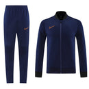 Shop des Spielers, Nike Trainingsanzug, Nike Dunkelblau, Nike Herren Sportanzug, Nike Trainingsset, Nike Jacke Hose, Fußball Trainingsanzug, Nike Funktionskleidung, Trainingsanzug Herren Dunkelblau, Nike Training, Sportbekleidung, Nike Anzug, Nike Lifestyle, Sport-Set Nike, Trainingsanzug Blau.