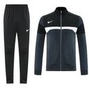 Shop des Spielers, Nike Trainingsanzug, Nike Jacke Schwarz, Nike Hose Grau, Nike Sportanzug Herren, Fußball Trainingsanzug, Nike Funktionskleidung, Trainingsset Herren Schwarz Grau, Nike Training, Sportbekleidung, Nike Dri-FIT Anzug, Trainingsanzug Herren Grau, Nike Lifestyle, Sport-Set Nike.