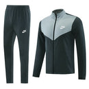 Shop des Spielers, Nike Trainingsanzug, Nike Grau, Nike Herren Sportanzug, Nike Trainingsset, Nike Jacke Hose, Fußball Trainingsanzug, Nike Funktionskleidung, Trainingsanzug Herren Grau, Nike Training, Sportbekleidung, Nike Anzug, Nike Lifestyle, Sport-Set Nike, Trainingsanzug Grau Herren.