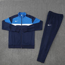 Shop des Spielers, Nike Trainingsanzug, Nike Jacke Dunkelblau, Nike Hose Hellblau, Nike Sportanzug Herren, Fußball Trainingsanzug, Nike Funktionskleidung, Trainingsset Herren Dunkelblau Hellblau, Nike Training, Sportbekleidung, Nike Anzug, Trainingsanzug Herren Dunkelblau, Nike Lifestyle, Sport-Set Nike.