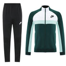 Shop des Spielers, Nike Trainingsanzug, Nike Jacke Grün, Nike Hose Schwarz, Nike Sportanzug Herren, Fußball Trainingsanzug, Nike Funktionskleidung, Trainingsset Herren Grün Schwarz, Nike Training, Sportbekleidung, Nike Anzug, Trainingsanzug Herren Grün, Nike Lifestyle, Sport-Set Nike.