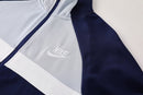 Shop des Spielers, Nike Trainingsanzug, Nike Jacke Blau, Nike Hose Weiß, Nike Sportanzug Herren, Fußball Trainingsanzug, Nike Funktionskleidung, Trainingsset Herren Blau Weiß, Nike Training, Sportbekleidung, Nike Anzug, Trainingsanzug Herren Blau, Nike Lifestyle, Sport-Set Nike.