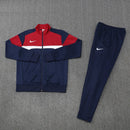 Shop des Spielers, Nike Trainingsanzug, Nike Jacke Dunkelblau, Nike Hose Rot, Nike Sportanzug Herren, Fußball Trainingsanzug, Nike Funktionskleidung, Trainingsset Herren Dunkelblau Rot, Nike Training, Sportbekleidung, Nike Anzug, Trainingsanzug Herren Dunkelblau, Nike Lifestyle, Sport-Set Nike.