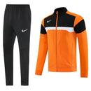 Shop des Spielers, Nike Trainingsanzug, Nike Jacke Orange, Nike Hose Schwarz, Nike Sportanzug Herren, Fußball Trainingsanzug, Nike Funktionskleidung, Trainingsset Herren Orange Schwarz, Nike Training, Sportbekleidung, Nike Anzug, Trainingsanzug Herren Orange, Nike Lifestyle, Sport-Set Nike.