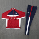 Shop des Spielers, Nike Trainingsanzug, Nike Jacke Rot, Nike Hose Dunkelblau, Nike Sportanzug Herren, Fußball Trainingsanzug, Nike Funktionskleidung, Trainingsset Herren Rot Dunkelblau, Nike Training, Sportbekleidung, Nike Anzug, Trainingsanzug Herren Rot, Nike Lifestyle, Sport-Set Nike.