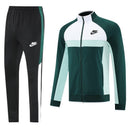 Shop des Spielers, Nike Trainingsanzug, Nike Jacke Grün, Nike Hose Schwarz, Nike Sportanzug Herren, Fußball Trainingsanzug, Nike Funktionskleidung, Trainingsset Herren Grün Schwarz, Nike Training, Sportbekleidung, Nike Anzug, Trainingsanzug Herren Grün, Nike Lifestyle, Sport-Set Nike.