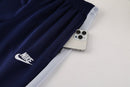 Shop des Spielers, Nike Trainingsanzug, Nike Jacke Blau, Nike Hose Weiß, Nike Sportanzug Herren, Fußball Trainingsanzug, Nike Funktionskleidung, Trainingsset Herren Blau Weiß, Nike Training, Sportbekleidung, Nike Anzug, Trainingsanzug Herren Blau, Nike Lifestyle, Sport-Set Nike.