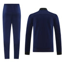 Shop des Spielers, Nike Trainingsanzug, Nike Dunkelblau, Nike Herren Sportanzug, Nike Trainingsset, Nike Jacke Hose, Fußball Trainingsanzug, Nike Funktionskleidung, Trainingsanzug Herren Dunkelblau, Nike Training, Sportbekleidung, Nike Anzug, Nike Lifestyle, Sport-Set Nike, Trainingsanzug Blau.