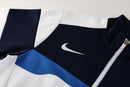 Shop des Spielers, Nike Trainingsanzug, Nike Jacke Weiß, Nike Hose Dunkelblau, Nike Sportanzug Herren, Fußball Trainingsanzug, Nike Funktionskleidung, Trainingsset Herren Weiß Dunkelblau, Nike Training, Sportbekleidung, Nike Anzug, Trainingsanzug Herren Weiß, Nike Lifestyle, Sport-Set Nike
