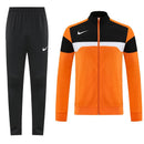 Shop des Spielers, Nike Trainingsanzug, Nike Jacke Orange, Nike Hose Schwarz, Nike Sportanzug Herren, Fußball Trainingsanzug, Nike Funktionskleidung, Trainingsset Herren Orange Schwarz, Nike Training, Sportbekleidung, Nike Anzug, Trainingsanzug Herren Orange, Nike Lifestyle, Sport-Set Nike.