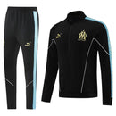 Shop des Spielers, Olympique de Marseille Trainingsanzug, OM 25/26, Marseille Trainingsanzug Schwarz, Olympique de Marseille Jacke, OM Hose, OM Sport-Set, Trainingsanzug Herren Schwarz, Olympique de Marseille 2026, Fußball Trainingsset, OM Fan-Version, Trainingskleidung Olympique de Marseille, Droit au But, OM Shop.