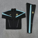 Shop des Spielers, Olympique de Marseille Trainingsanzug, OM 25/26, Marseille Trainingsanzug Schwarz, Olympique de Marseille Jacke, OM Hose, OM Sport-Set, Trainingsanzug Herren Schwarz, Olympique de Marseille 2026, Fußball Trainingsset, OM Fan-Version, Trainingskleidung Olympique de Marseille, Droit au But, OM Shop.