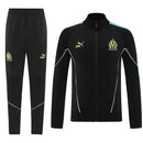 Shop des Spielers, Olympique de Marseille Trainingsanzug, OM 25/26, Marseille Trainingsanzug Schwarz, Olympique de Marseille Jacke, OM Hose, OM Sport-Set, Trainingsanzug Herren Schwarz, Olympique de Marseille 2026, Fußball Trainingsset, OM Fan-Version, Trainingskleidung Olympique de Marseille, Droit au But, OM Shop.