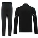 Shop des Spielers, Olympique de Marseille Trainingsanzug, OM 25/26, Marseille Trainingsanzug Schwarz, Olympique de Marseille Jacke, OM Hose, OM Sport-Set, Trainingsanzug Herren Schwarz, Olympique de Marseille 2026, Fußball Trainingsset, OM Fan-Version, Trainingskleidung Olympique de Marseille, Droit au But, OM Shop.