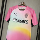 Shop des Spielers, Portugal Trikot 26/27, Portugal Sonderedition rosa, Portugal Trikot pink, Fan-Version Portugal, Portugal Herren Trikot, Seleção das Quinas Trikot, limitierte Edition Portugal, Portugal Fan-Artikel, Nationalmannschaft Trikot, Fußball-Shop Deutschland, Portugal Jersey pink.