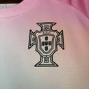 Shop des Spielers, Portugal Trikot 26/27, Portugal Sonderedition rosa, Portugal Trikot pink, Fan-Version Portugal, Portugal Herren Trikot, Seleção das Quinas Trikot, limitierte Edition Portugal, Portugal Fan-Artikel, Nationalmannschaft Trikot, Fußball-Shop Deutschland, Portugal Jersey pink.