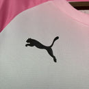 Shop des Spielers, Portugal Trikot 26/27, Portugal Sonderedition rosa, Portugal Trikot pink, Fan-Version Portugal, Portugal Herren Trikot, Seleção das Quinas Trikot, limitierte Edition Portugal, Portugal Fan-Artikel, Nationalmannschaft Trikot, Fußball-Shop Deutschland, Portugal Jersey pink.