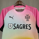 Shop des Spielers, Portugal Trikot 26/27, Portugal Sonderedition rosa, Portugal Trikot pink, Fan-Version Portugal, Portugal Herren Trikot, Seleção das Quinas Trikot, limitierte Edition Portugal, Portugal Fan-Artikel, Nationalmannschaft Trikot, Fußball-Shop Deutschland, Portugal Jersey pink.