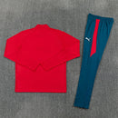 Shop des Spielers, Portugal Trainingsanzug 26/27, Portugal Jacke rot, Portugal Hose grün, Seleção das Quinas Trainingsset, Portugal Fan-Artikel, Portugal Training 2026, Trainingsanzug Herren Portugal, Fußball Trainingsanzug rot grün, Portugal Kleidung Deutschland, Fußball-Shop, Portugal Jersey Set.