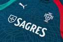 Shop des Spielers, Portugal Trainingsanzug 26/27, Portugal Trainingsset grün, Portugal Jacke und Hose, Seleção das Quinas Trainingsanzug, Portugal Fan-Artikel, Portugal Training 2026, Trainingsanzug Herren Portugal, Fußball Trainingsanzug grün, Portugal Kleidung Deutschland, Fußball-Shop, Portugal Jersey Set.