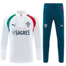 Shop des Spielers, Portugal Trainingsanzug 26/27, Portugal Jacke weiß, Portugal Hose grün, Seleção das Quinas Trainingsset, Portugal Fan-Artikel, Portugal Training 2026, Trainingsanzug Herren Portugal, Fußball Trainingsanzug weiß grün, Portugal Kleidung Deutschland, Fußball-Shop, Portugal Jersey Set.