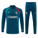 Shop des Spielers, Portugal Trainingsanzug 26/27, Portugal Trainingsset grün, Portugal Jacke und Hose, Seleção das Quinas Trainingsanzug, Portugal Fan-Artikel, Portugal Training 2026, Trainingsanzug Herren Portugal, Fußball Trainingsanzug grün, Portugal Kleidung Deutschland, Fußball-Shop, Portugal Jersey Set.