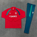 Shop des Spielers, Portugal Trainingsanzug 26/27, Portugal Jacke rot, Portugal Hose grün, Seleção das Quinas Trainingsset, Portugal Fan-Artikel, Portugal Training 2026, Trainingsanzug Herren Portugal, Fußball Trainingsanzug rot grün, Portugal Kleidung Deutschland, Fußball-Shop, Portugal Jersey Set.