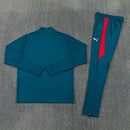 Shop des Spielers, Portugal Trainingsanzug 26/27, Portugal Trainingsset grün, Portugal Jacke und Hose, Seleção das Quinas Trainingsanzug, Portugal Fan-Artikel, Portugal Training 2026, Trainingsanzug Herren Portugal, Fußball Trainingsanzug grün, Portugal Kleidung Deutschland, Fußball-Shop, Portugal Jersey Set.