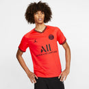 Shop des Spielers, PSG Auswärtstrikot 2019, PSG Trikot Orange, PSG Retro Trikot, Paris Saint-Germain 2019/20, PSG Auswärtstrikot 19/20, Fußball Retro Trikot, PSG Fan-Version, PSG Orange Jersey, PSG Rarität, Fußballtrikot Frankreich, Ligue 1 Trikot, PSG Sammlerstück, Shop des Spielers Paris.