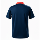 Offizielles PSG Polohemd 25/26 in Marineblau, Ansicht von vorne. PSG, Polohemd, 25/26, Fan-Version, Herren, Marineblau, PSG Trikot, Fußball Fanwear, PSG Polo, Paris Saint-Germain Style, Shop des Spielers, Casual Sportswear, PSG Fanartikel