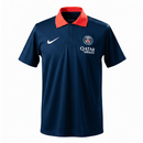Offizielles PSG Polohemd 25/26 in Marineblau, Ansicht von vorne. PSG, Polohemd, 25/26, Fan-Version, Herren, Marineblau, PSG Trikot, Fußball Fanwear, PSG Polo, Paris Saint-Germain Style, Shop des Spielers, Casual Sportswear, PSG Fanartikel
