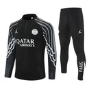 Shop des Spielers, PSG x Jordan Trainingsanzug 25/26, PSG Jordan Anzug Schwarz, PSG x Jordan Jacke Schwarz, PSG Trainingsset Herren, Jordan Fußball Trainingsanzug, Paris Saint-Germain Jordan Kollektion, Fußball Streetwear PSG, Jordan Brand PSG 2026, Sportbekleidung PSG, Limitierter Trainingsanzug, PSG x Jordan Schwarz.